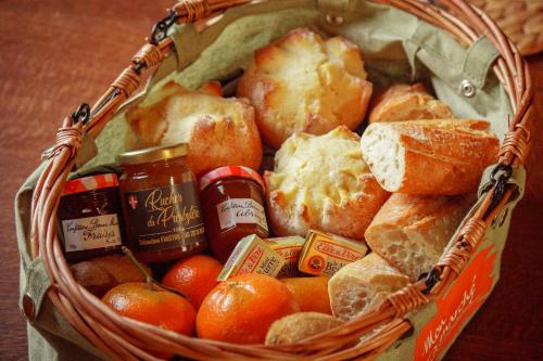una cesta llena de pan y otros alimentos en Le poulailler de Montgilbert, en Aiguebelle