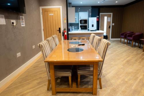 Una cocina o zona de cocina en Heart of Hull Hotel