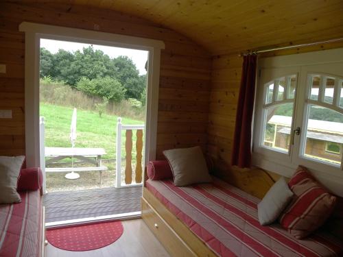 Postel nebo postele na pokoji v ubytování Les Roulottes des Korrigans