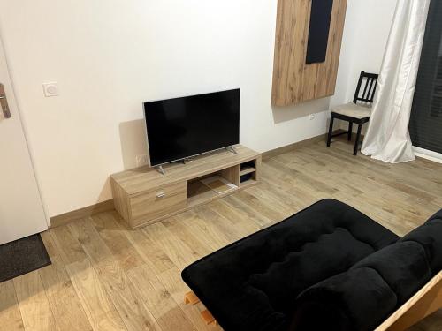 TV a/nebo společenská místnost v ubytování Quiet accommodation near train station