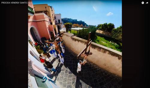 a group of people standing on the side of a building at Casa Vacanze Aurelia in Procida