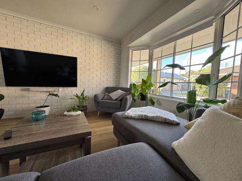Μια τηλεόραση ή/και κέντρο ψυχαγωγίας στο Inner City Cozy Retreat Near Geelong CBD