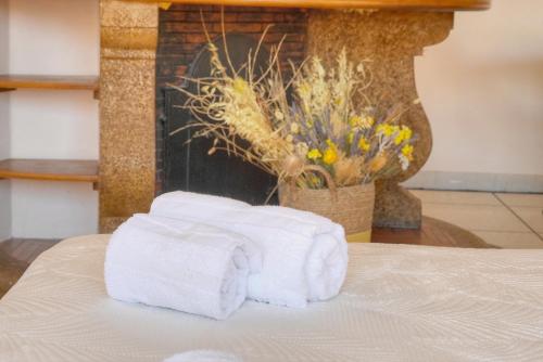 - une pile de serviettes sur un lit avec une cheminée dans l'établissement 2 pieces proche Carnot avec apercu mer A1B244, à Cannes