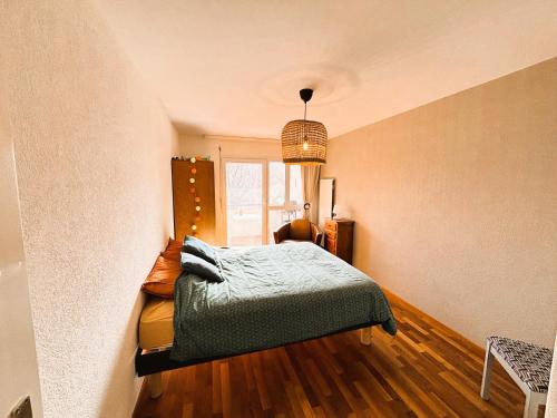 una camera da letto con un letto e una finestra di Chez Camille & Sébastien a Bevaix