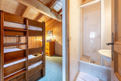 une salle de bain avec un lit superposé et une salle de bain avec un lavabo dans l'établissement SmartStay Chalet Diamant - Praz-sur-arly, à Praz-sur-Arly