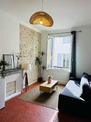 un salon avec un canapé et une cheminée dans l'établissement Studio en plein coeur du Vieil Antibes, vue sur place romantique, à Antibes