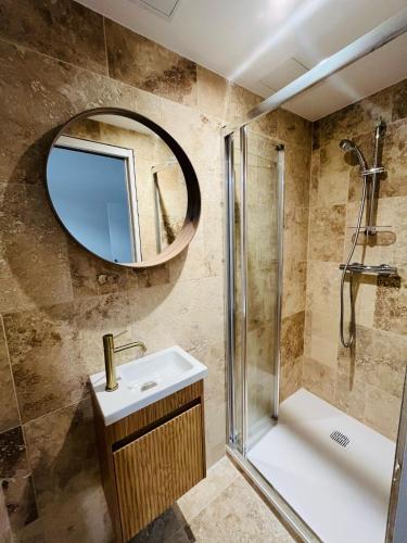 une salle de bain avec une douche, un lavabo et un miroir dans l'établissement Studio en plein coeur du Vieil Antibes, vue sur place romantique, à Antibes