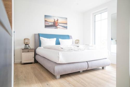 En eller flere senge i et værelse på Strandhaus Zingst Apartment 04