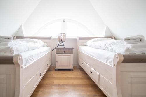 Dos camas individuales en una habitación con ventana. en Jade 4, en Born