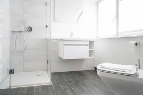 Un baño blanco con ducha y WC. en Jade 4, en Born