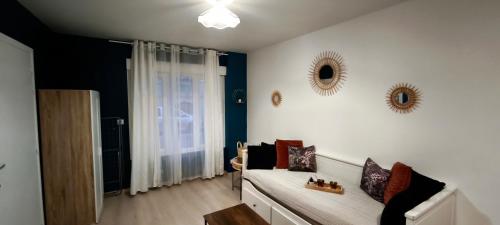 - un salon avec un banc et une fenêtre dans l'établissement Studio paisible en centre ville, au Havre