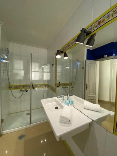 a bathroom with a sink and a shower at Acogedores apartamentos en el centro in Alcantarilla