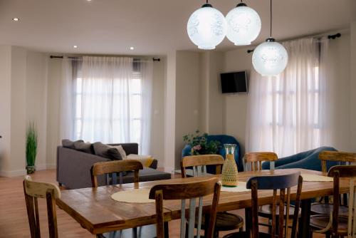 アルカンタリージャにあるAcogedores apartamentos en el centroのテーブルと椅子のあるリビングルーム
