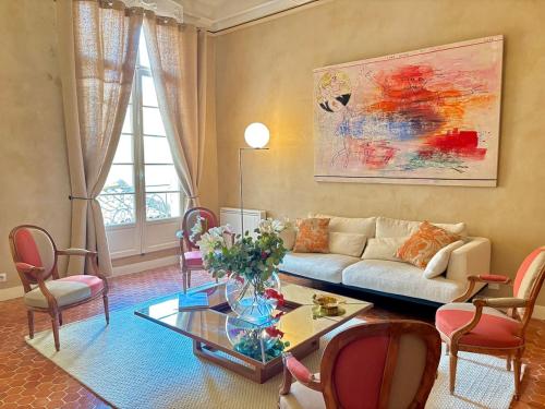 un salon avec un canapé et une table dans l'établissement L Appart Aixois, à Aix-en-Provence