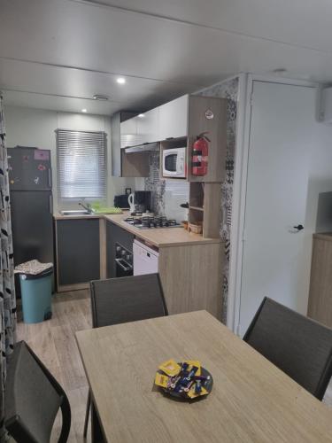 Kuchyň nebo kuchyňský kout v ubytování Mobilhome dans Camping Vias plage