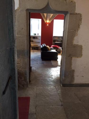 Elle offre une vue sur un couloir et comprend un salon. dans l'établissement La Maison du Voyageur 1546, à Passavant