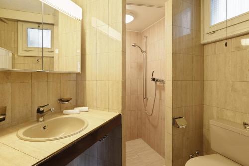 Bilik mandi di Great 2BR flat in the old town - Niederdorf