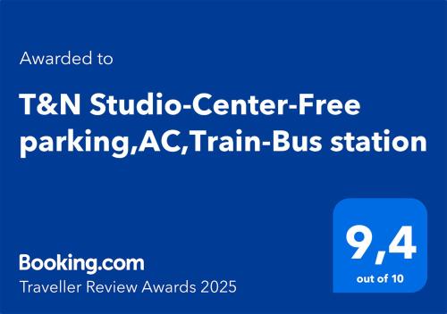 T&N Studio-Center-Free parking,AC,Train-Bus stationに飾ってある許可証、賞状、看板またはその他の書類