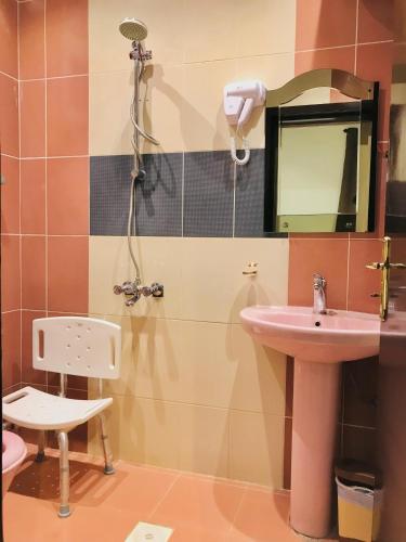 a bathroom with a sink and a mirror at شقق سما التميز للشقق المخدومة in Khamis Mushayt