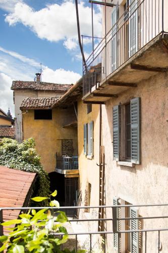an apartment building with a staircase next to a balcony at Casa Girasole Pusiano in Pusiano