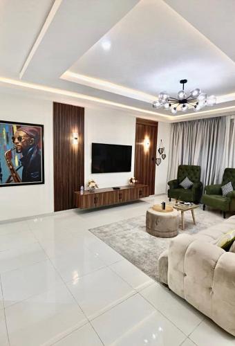 Μια τηλεόραση ή/και κέντρο ψυχαγωγίας στο 2 Bedroom Luxe Haven Apartment Ikoyi Lagos