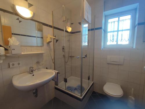 Koupelna v ubytování Hotel Landgasthof Euringer