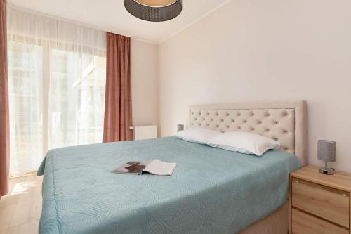 Sunny & Charming Garden Apartment with Parking by Noclegi Renters