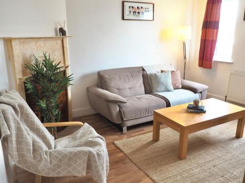 a living room with a couch and a coffee table at Central 3 Bed House with Parking in Oxford