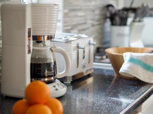 a kitchen counter with a juicer and some oranges at Central 3 Bed House with Parking in Oxford