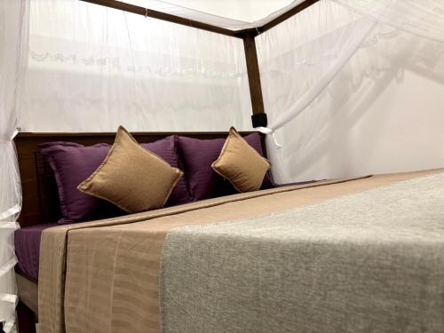 En eller flere senge i et værelse på Heaven's Edge Lodge & Spa