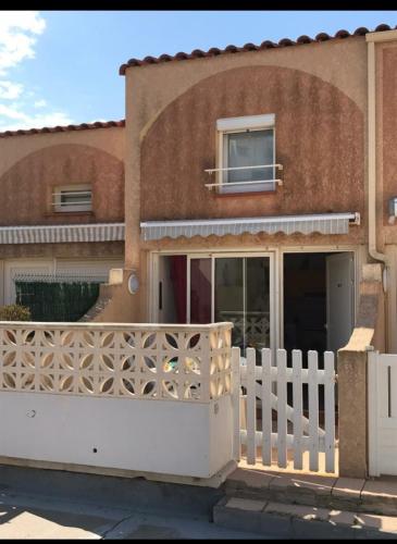 À 50m de la plage, emplacement idéal, spacieuse maison, 3 grandes chambres 6 couchages, devant la grande plage