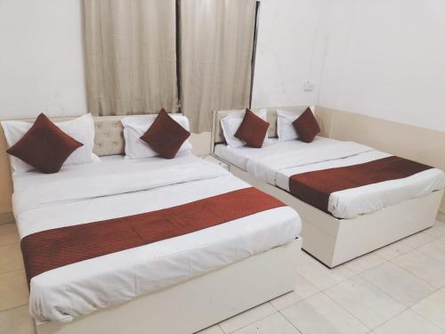 Una cama o camas en una habitación de Hotel Krishna Executive