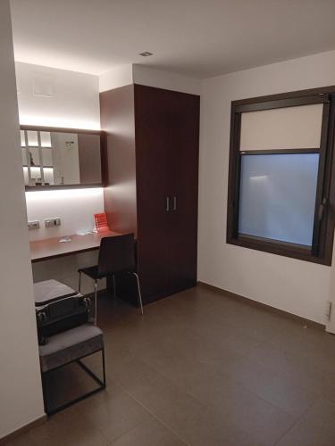 an empty room with a desk and a window at Hotel Olot Centre in Olot