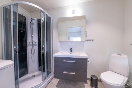 Ένα μπάνιο στο Henningsvær Seaside Ground Floor Apartment