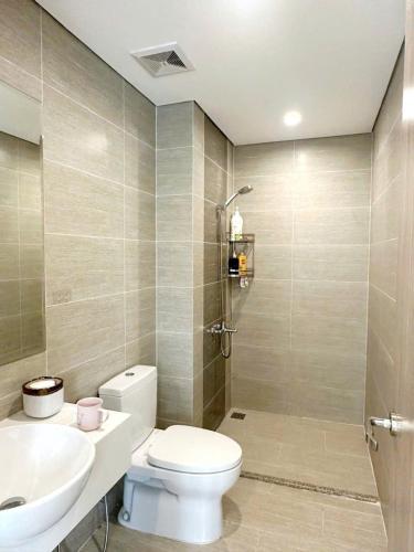ein Badezimmer mit Toilette, Waschbecken und Dusche in der Unterkunft Shi House -2BR Bulding S903- Netflix & Balcony Q9 in Long Bình