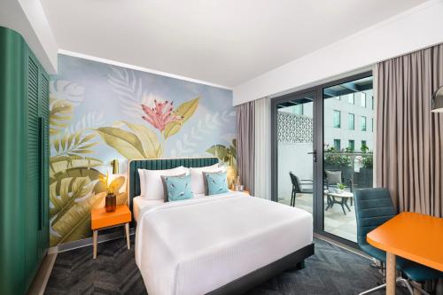 迈索尔ibis Styles Mysuru的配有一张床、一张书桌和一扇窗户的酒店客房