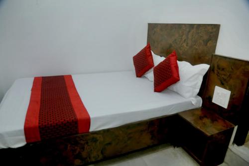 Postel nebo postele na pokoji v ubytování Hotel Yes Please A Budget Friendly Guest House