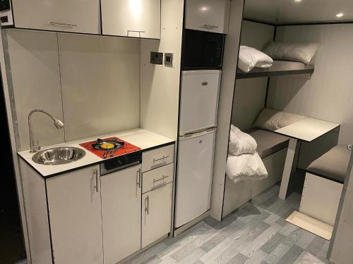 Kuchyň nebo kuchyňský kout v ubytování Rvs Caravan Desert Setups Dubai