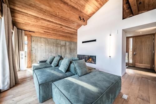 un salon avec un canapé et une cheminée dans l'établissement Chalet Foxden, Les Houches Chamonix - by EMERALD STAY, aux Houches