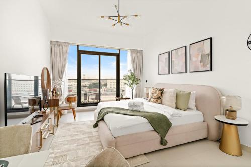 Chic Dubai Studio with Balcony, Pool, Gym, Free Parking Near Expo Metro