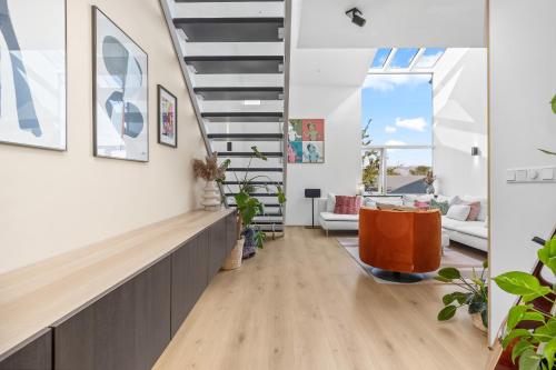 Foto Spacious 2 story downtown apartment 3