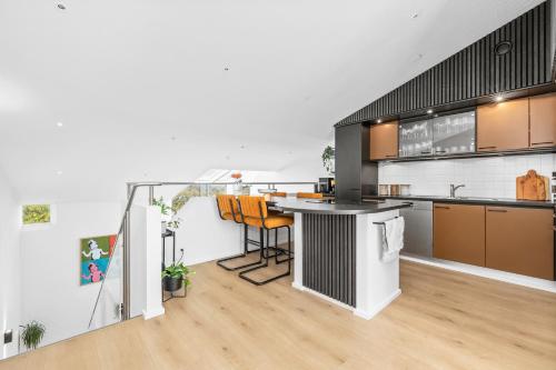 Foto Spacious 2 story downtown apartment 4