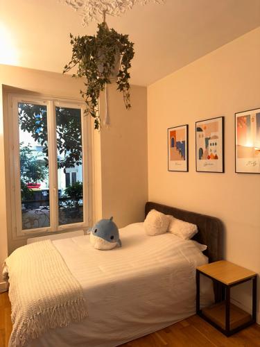 - une chambre dotée d'un lit avec baleine farcie dans l'établissement Cosy Appartement Levallois-Perret, à Levallois-Perret