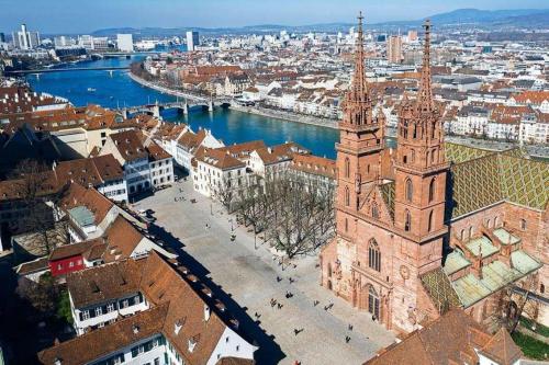 Old city center direct to river Rhine