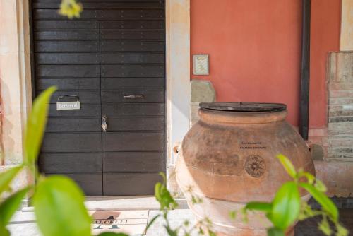 a large vase sitting in front of a door at TORRE QUADRANA in Spello