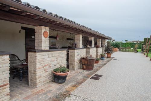 an outdoor bar with plants in pots on a patio at TORRE QUADRANA in Spello