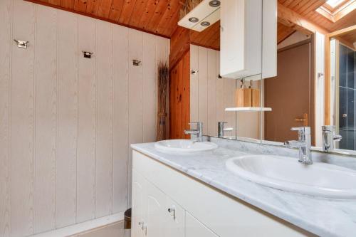 une salle de bain avec deux lavabos et un miroir dans l'établissement Maison à 200m de la mer - 6 adultes - 2 enfants, à La Guérinière