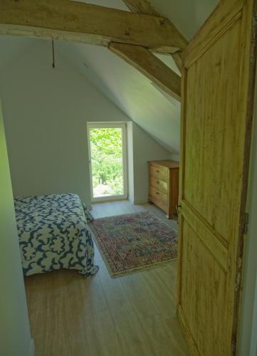 une chambre avec un lit, une commode et une fenêtre dans l'établissement Peace and quiet, à Coutures