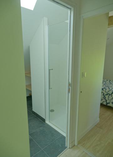 - une porte coulissante en verre dans une chambre avec placard dans l'établissement Peace and quiet, à Coutures