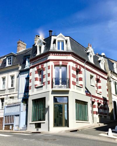 un grand bâtiment blanc au bord d'une rue dans l'établissement LaBoucherieTrouville Maison 200m2 5 Chambres HyperCentre Trouville 13 pers plus bébés,, à Trouville-sur-Mer